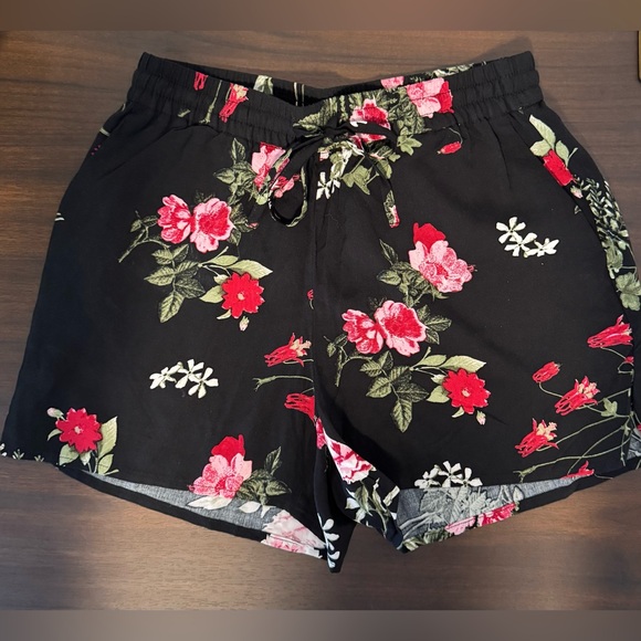 NWT - Vero Moda Floral Black Women's Shorts
(Listing #26) - Picture 3 of 10